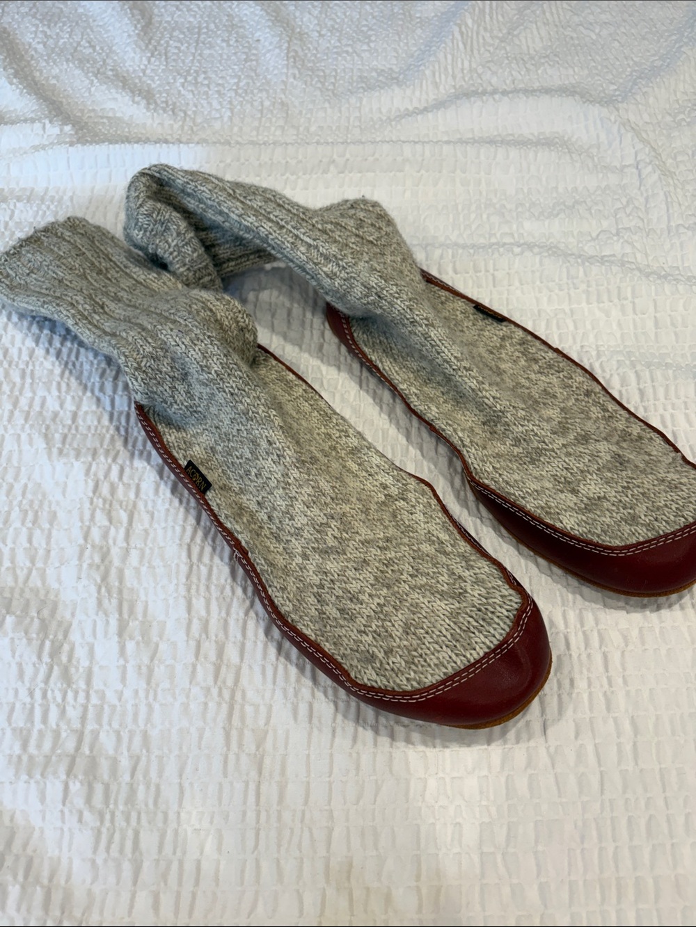 Acorn Men’s Gray Knit Slipper socks with Leather Trim & Soles
Size 10 1/2-111/2